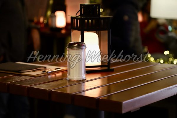 Beleuchteter Restaurant-Tisch - ImageShop