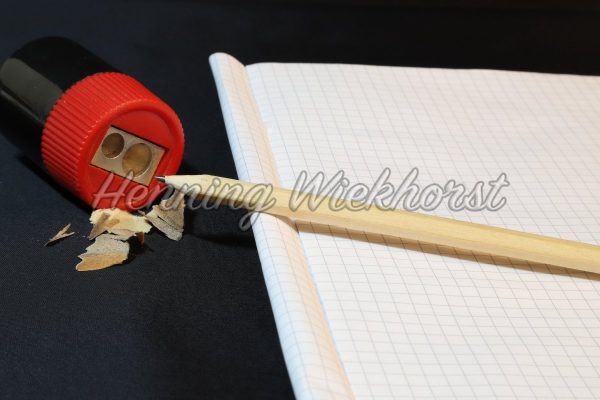 Bleistift mit Papier und Spitzer - ImageShop
