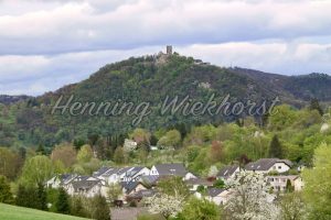 Burg Drachenfels über dem Dorf - ImageShop