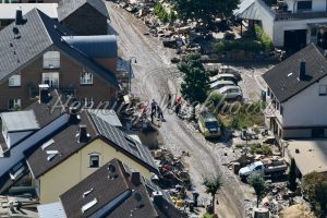 Das Aufräumen in Dernau hat begonnen (3 Tage n. d. Flut) - ImageShop