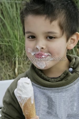 Das Eis schmeckt dem Jungen! - ImageShop