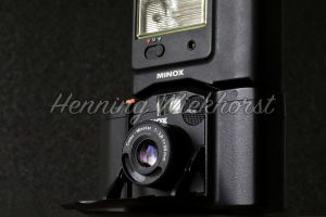 Die kleine Kamera Minox mit Blitz - ImageShop