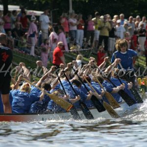 Drachenboot-Rennen vor Publikum - ImageShop