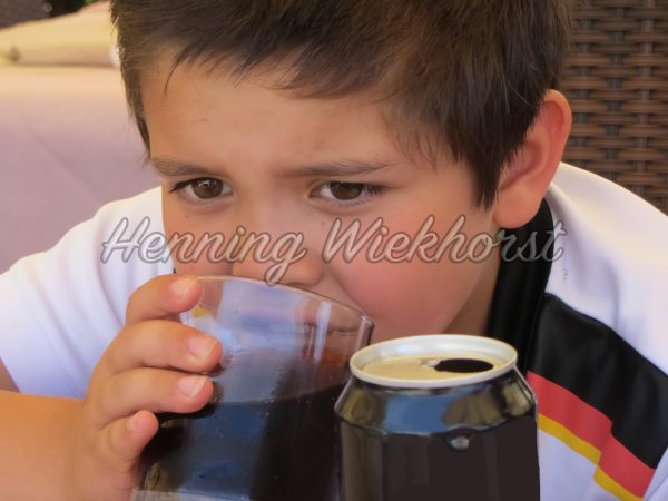 Durstiger Junge - ImageShop