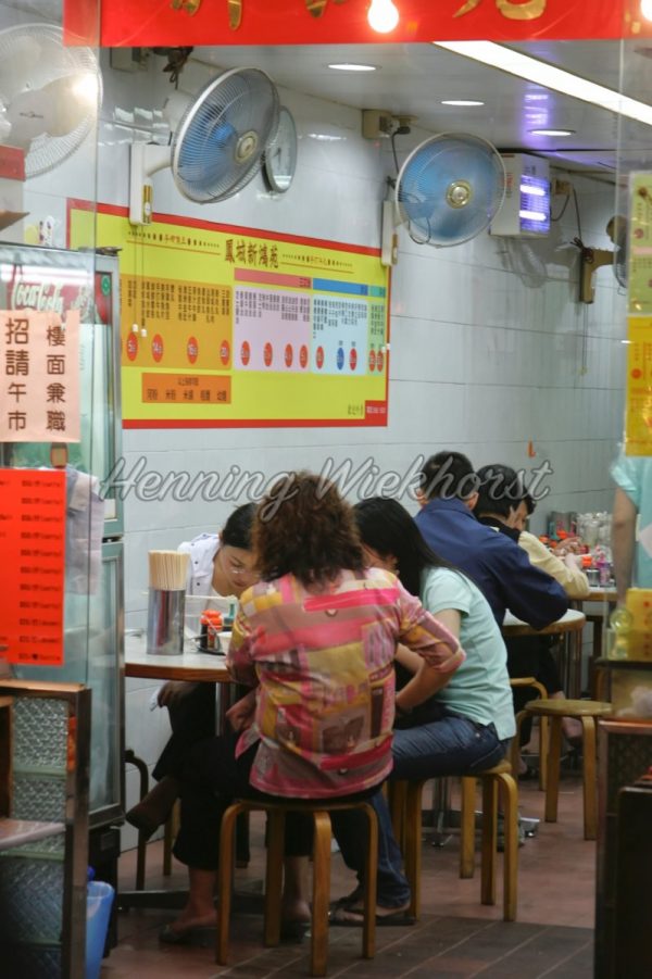 Eine der vielen Gar-Küchen in Wan Chai - ImageShop