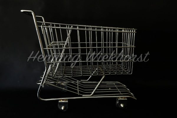 Einkaufswagen vor schwarzem Hintergrund - ImageShop