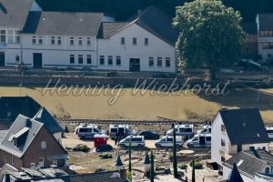 Einsatzfahrzeuge am Ahr-Ufer in Dernau (3 Tage n. d. Flut) - ImageShop