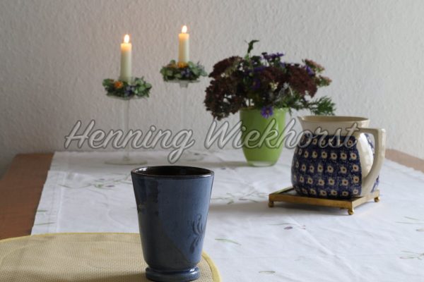Esstisch mit Becher, Pott und Kerzen - ImageShop