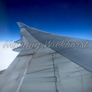 Flugzeugflügel am Himmel - ImageShop