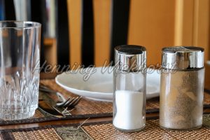 Gedeckter Tisch mit Pfeffer und Salz - ImageShop