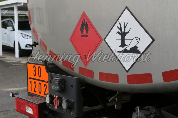 Gefahrenzeichen am Öltanklaster - ImageShop