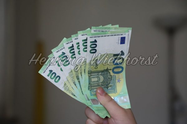 Geldscheine in der Hand - ImageShop