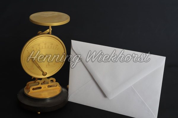 Goldene Briefwaage und Umschlag - ImageShop