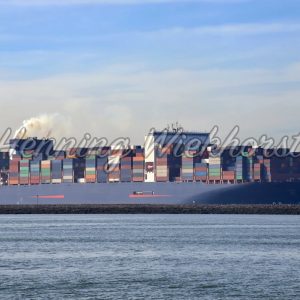 Grosses Container-Schiff verlässt Hafen - ImageShop