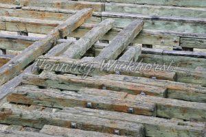 Holzbalken einer alten Schiffswerft - ImageShop