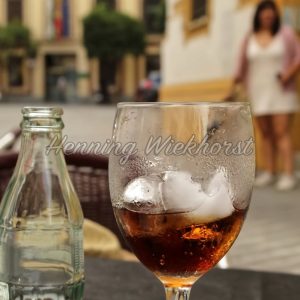 Kalter Drink auf einem Tisch im Freien - ImageShop