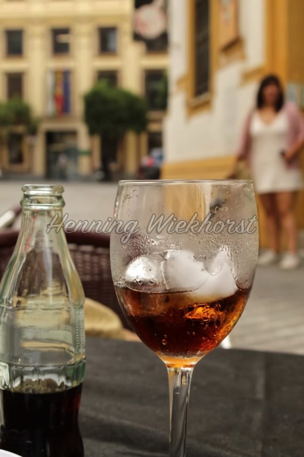 Kalter Drink auf einem Tisch im Freien - ImageShop