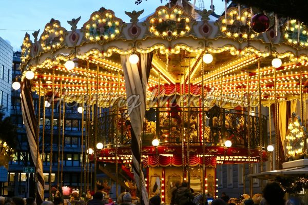 Karussell zu Weihnachten auf dem Markt - ImageShop
