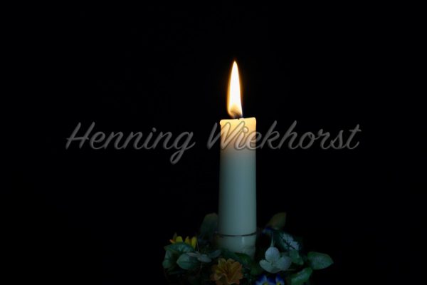 Kerze im Dunkeln - ImageShop