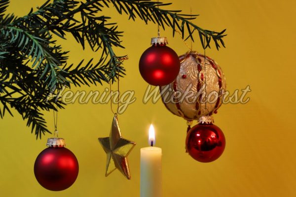 Kerze und Weihnachtsbaumschmuck - ImageShop