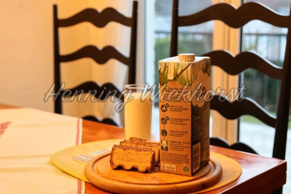 Kuchen und Milch auf Tisch - ImageShop