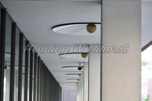 Lampen im Säulengang eines Hauses - ImageShop
