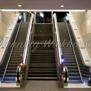 Leere Rolltreppe bei Nacht - ImageShop