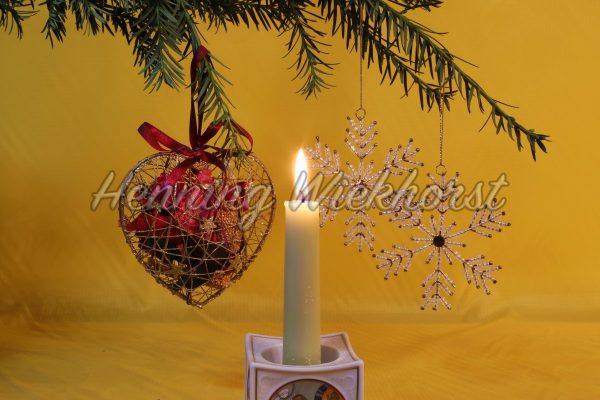 Leuchtende Kerze unter dem Weihnachtsbaum - ImageShop