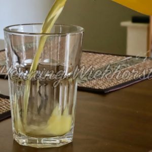 Limonade ins leere Glas - ImageShop