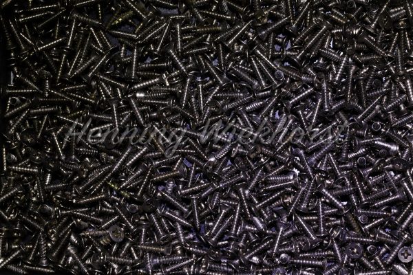 Menge Schrauben auf schwarzem Grund - ImageShop