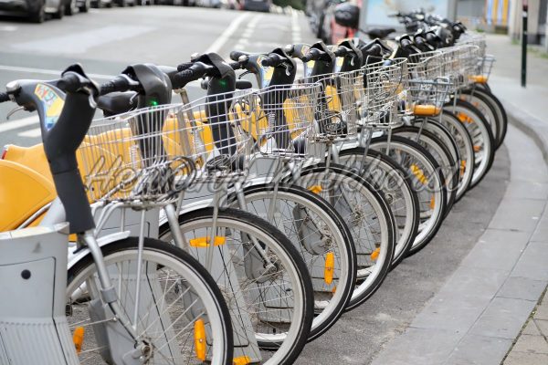 Mietfahrräder in Reih und Glied - ImageShop