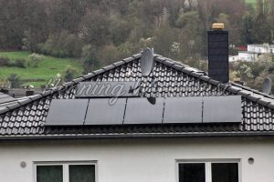 Modernes Hausdach mit Solar und Satellit - ImageShop