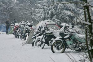 Motorrad-Camping im Schnee - ImageShop