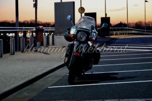 Motorrad parkt in der Dämmerung - ImageShop