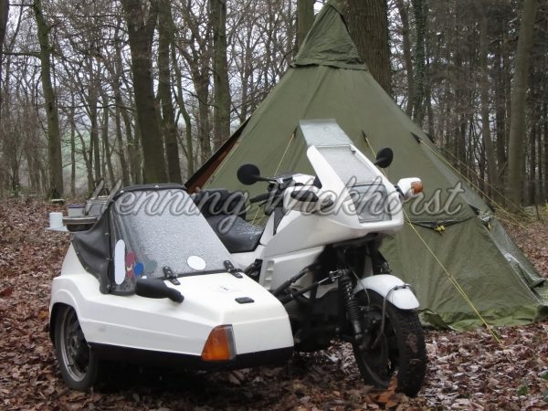 Motorrad und Zelt im Wald - ImageShop