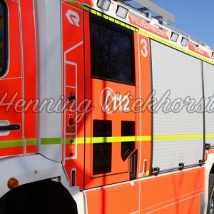 Notrufnummer auf Feuerwehrwagen - ImageShop