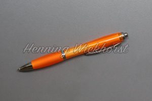 Orangener Kugelschreiber auf grauem Grund - ImageShop