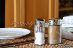 Pfeffer und Salz auf dem Tisch - ImageShop