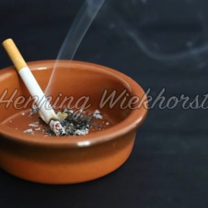 Qualmende Zigarette im Aschenbecher - ImageShop