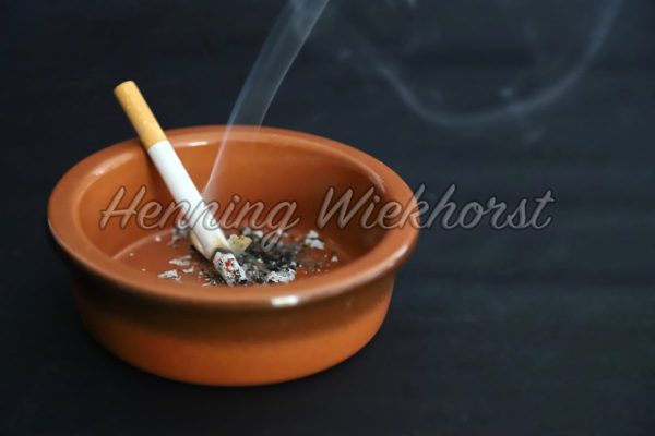 Qualmende Zigarette im Aschenbecher - ImageShop