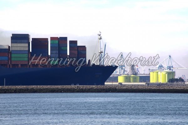 Schiffs-Silhouette vor Hafenanlagen - ImageShop