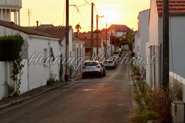 Seitenstrasse von La Rochelle im Sonnenuntergang - ImageShop
