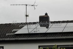 Solar-Panel und alte TV-Antenne auf dem Dach - ImageShop