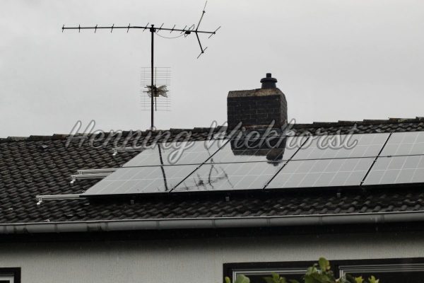 Solar-Panel und alte TV-Antenne auf dem Dach - ImageShop