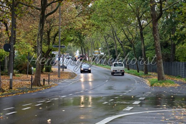 Strasse mit Verkehr bei Regen - ImageShop