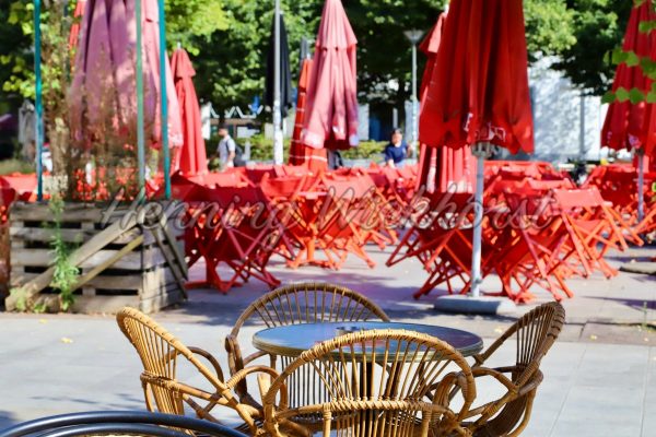 Strassen-Restaurant auf Platz in der Stadt - ImageShop