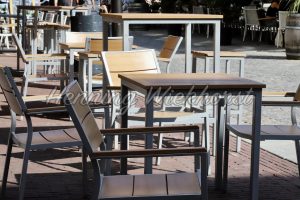 Tische und Stühle aussen von einem Restaurant - ImageShop