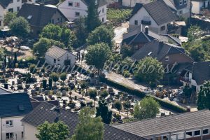 Verschlammter Friedhof von Dernau (3 Tage n. d. Flut) - ImageShop