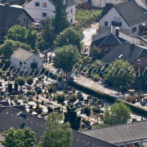 Verschlammter Friedhof von Dernau (3 Tage n. d. Flut) - ImageShop