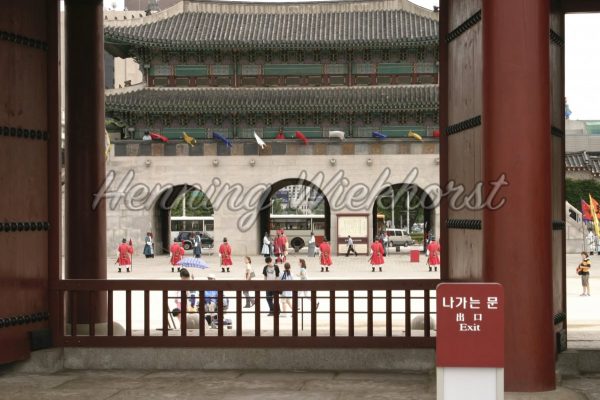 Von Tor zu Tor im Palast von Seoul - ImageShop
